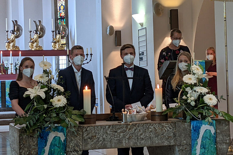 Zehntklässer bitten um Gottes Segen. Zehntklässer bitten um Gottes Segen.