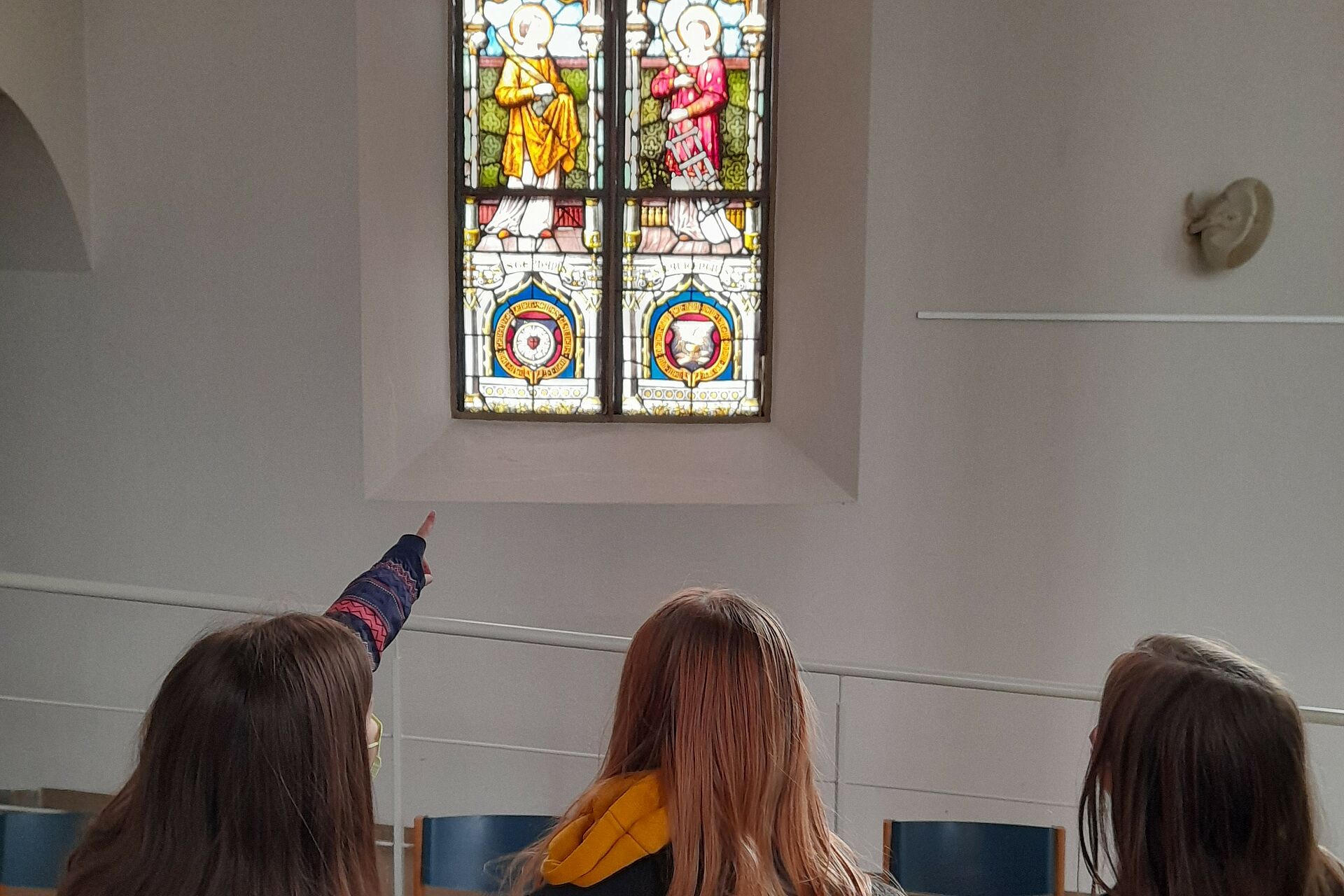 Schüler finden ein Motiv im Mosaik