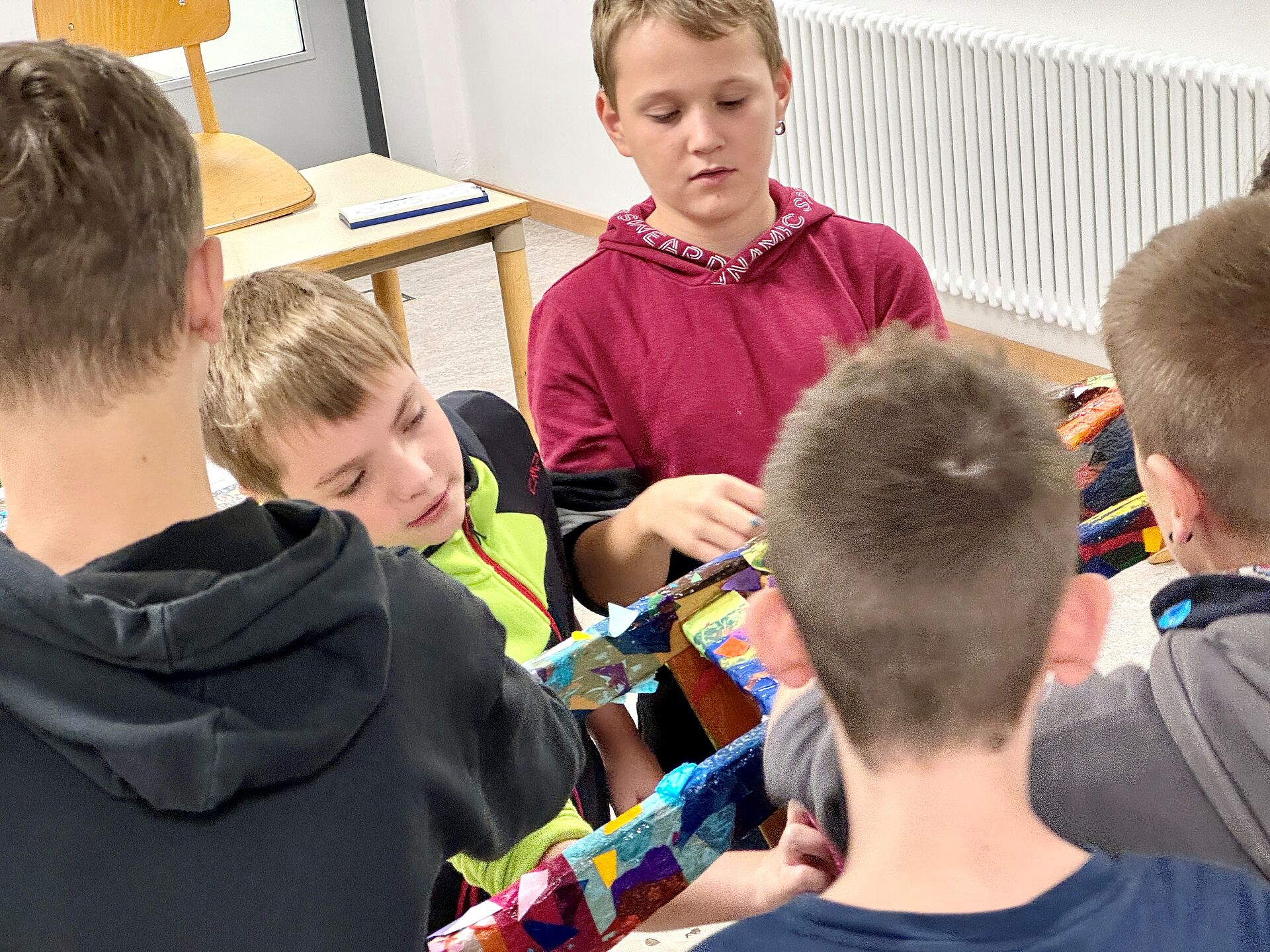 Stuhlskulpturen schmücken unser Schulhaus