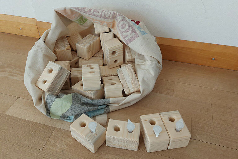 Holzwürfel aus der Werkstatt der Familie Schubert Holzwürfel aus der Werkstatt der Familie Schubert