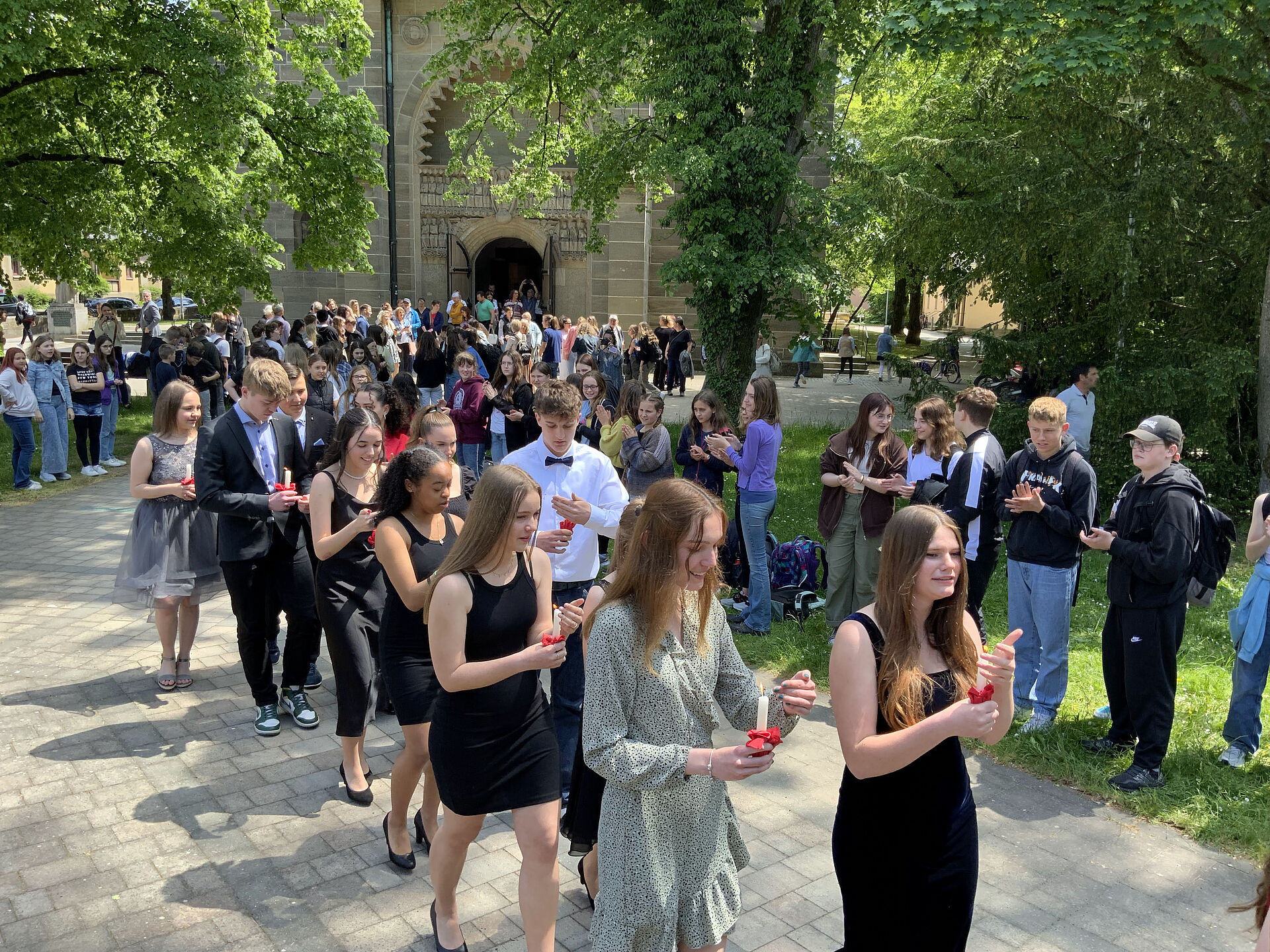 Auszug aus der Kirche nach dem Segnungsgottesdienst