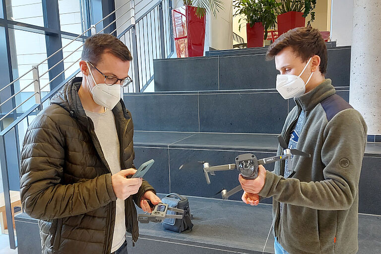 Ehemalige Schüler filmen das Schulhaus Ehemalige Schüler filmen das Schulhaus