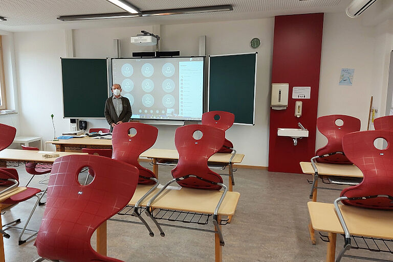 Distanzunterricht aus dem Klassenraum Distanzunterricht aus dem Klassenraum