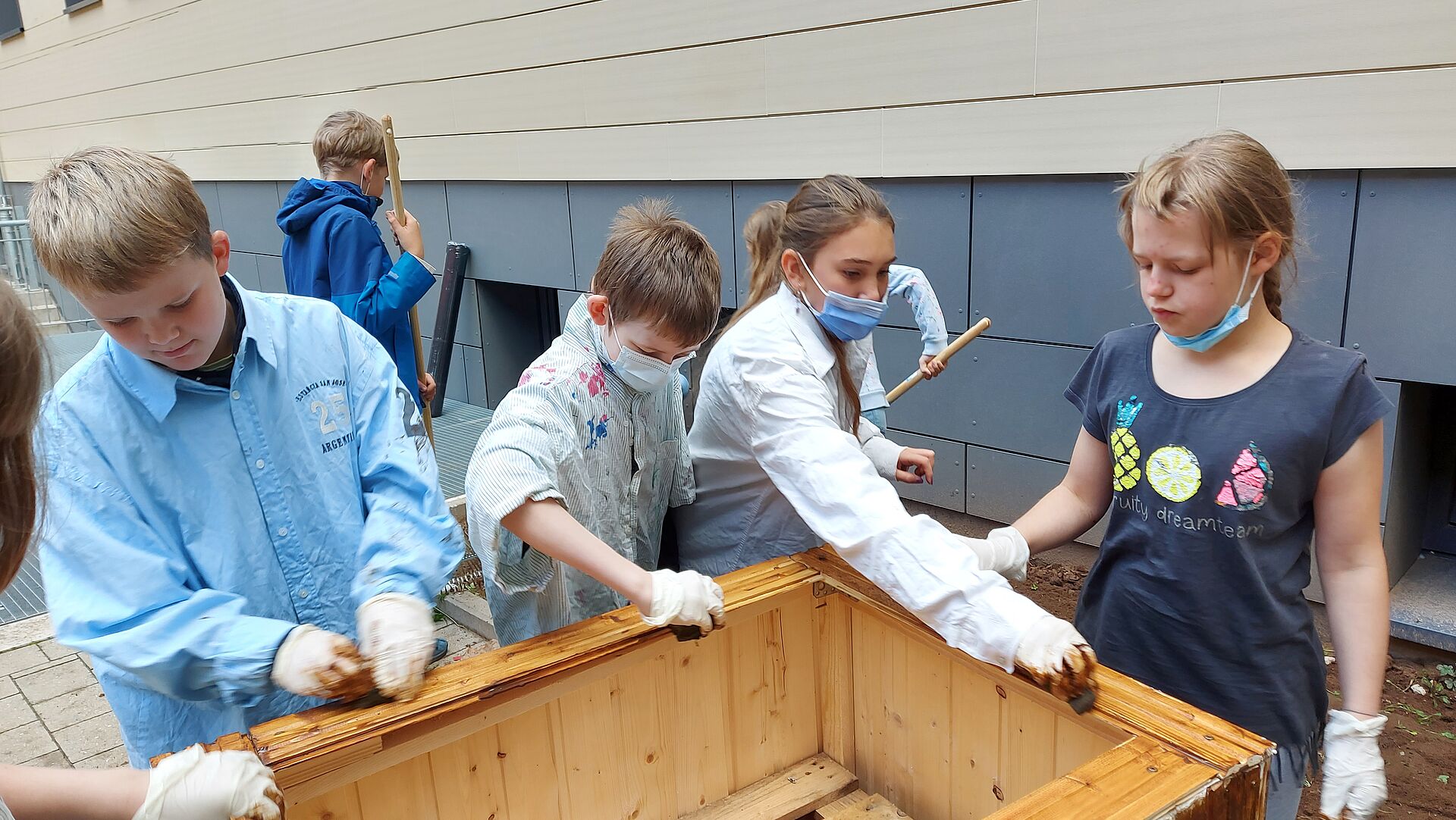 Schüler*innen arbeiten im Schulgarten