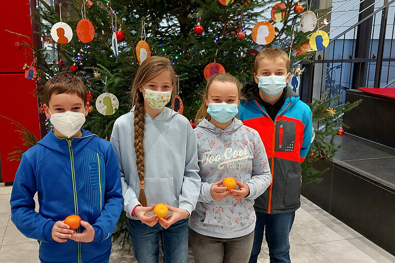 Alle Schüler*innen erhalten eine Mandarine. Alle Schüler*innen erhalten eine Mandarine.