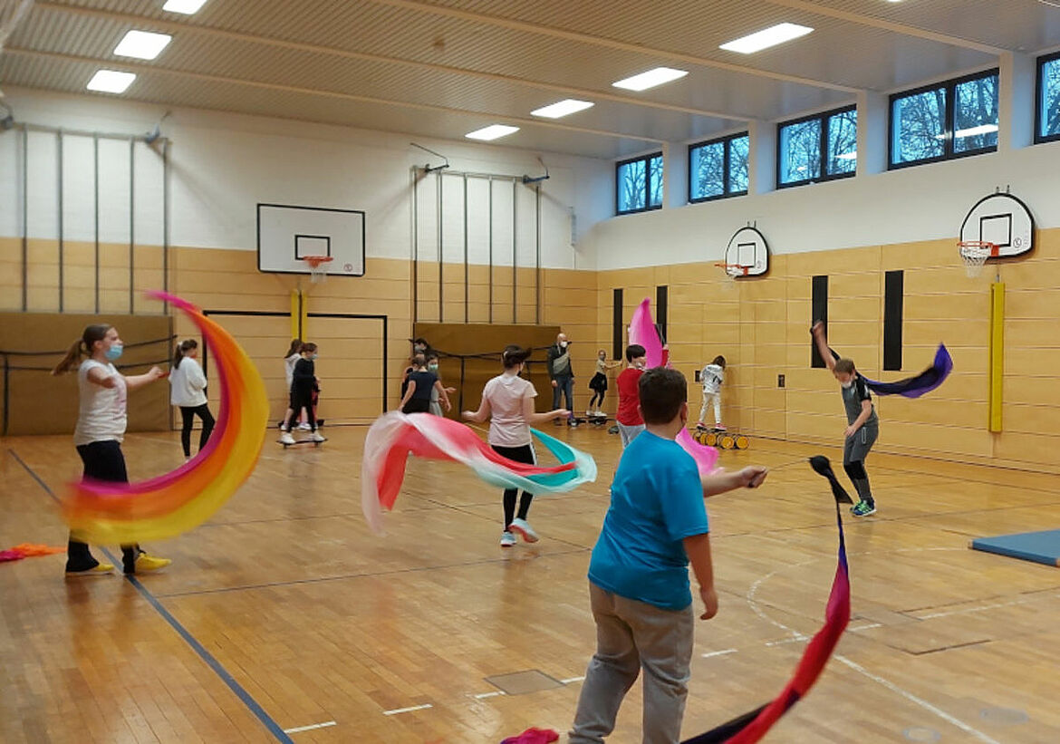 Kinder spielen in einer Turnhalle