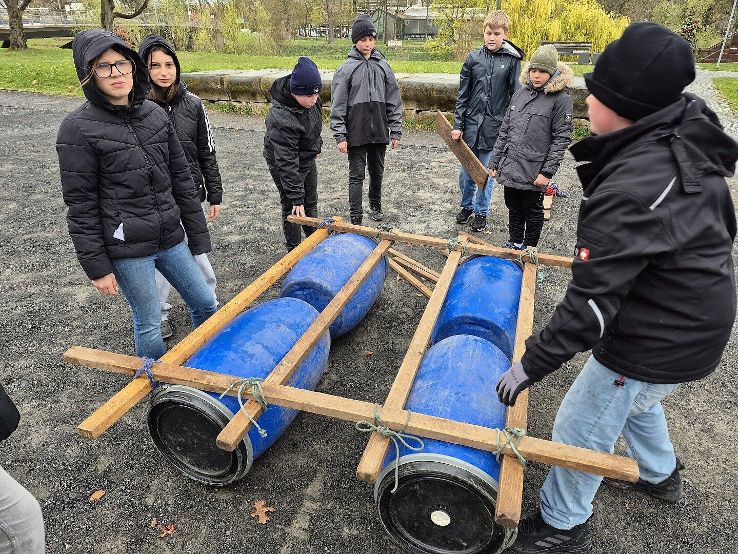 Im strömenden Regen wird ein Floß gebaut.