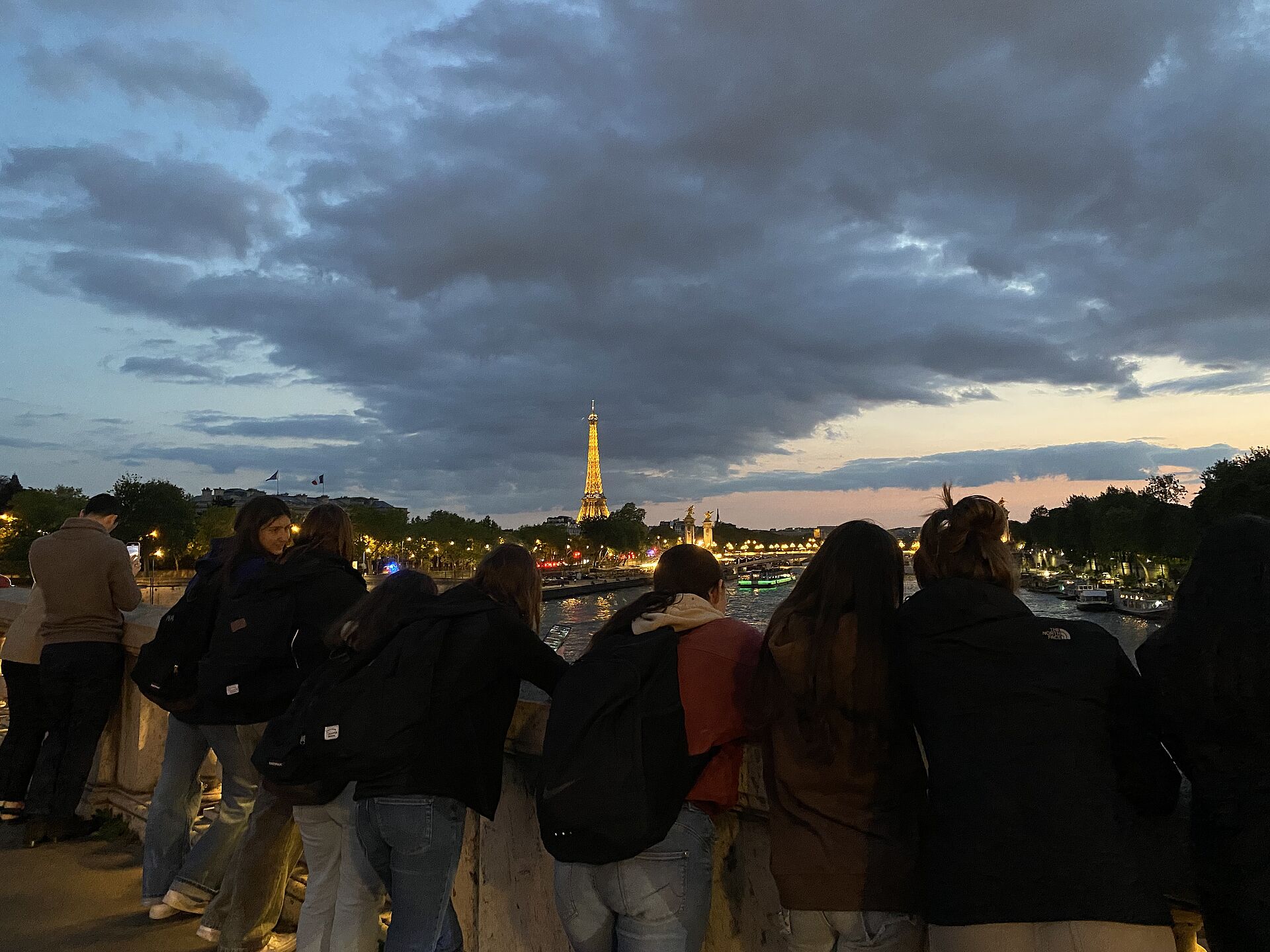 Wir bewundern den Eiffelturm bei Nacht.