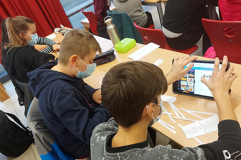 Schüler arbeiten am Ipad