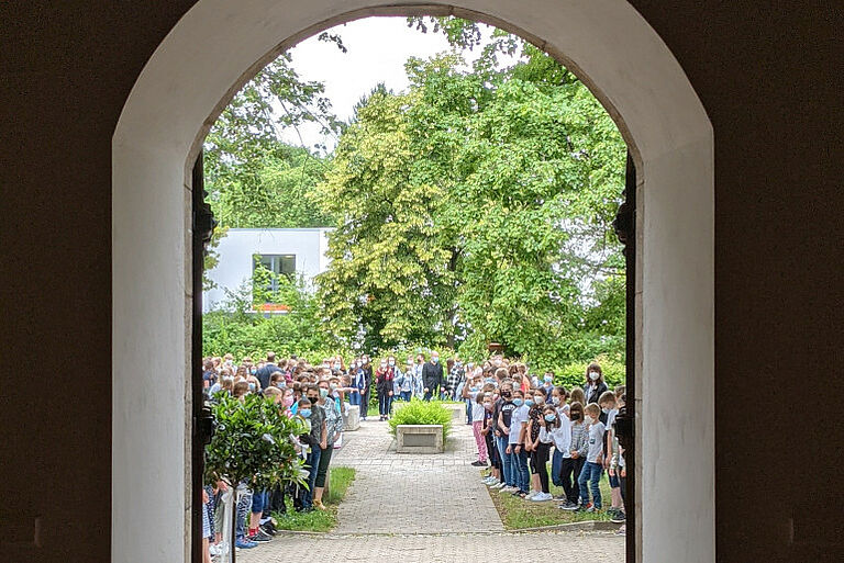 Die ganze Schule wartet applaudierend draußen.