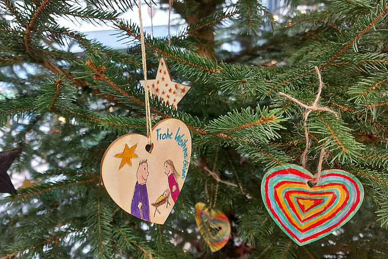 Weihnachtsbaum in der Aula