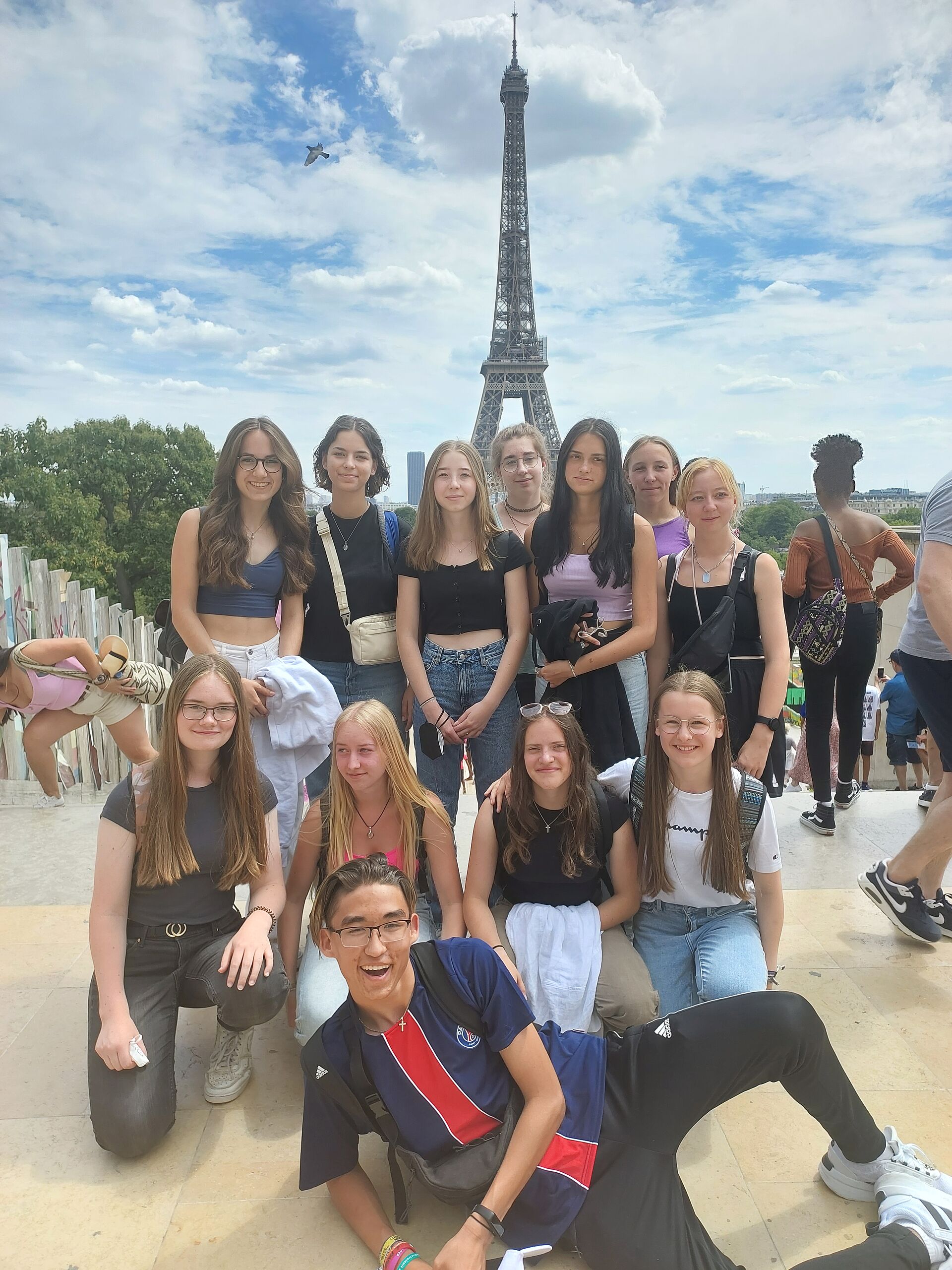 Neuntklässer*innen vor dem Eiffelturm