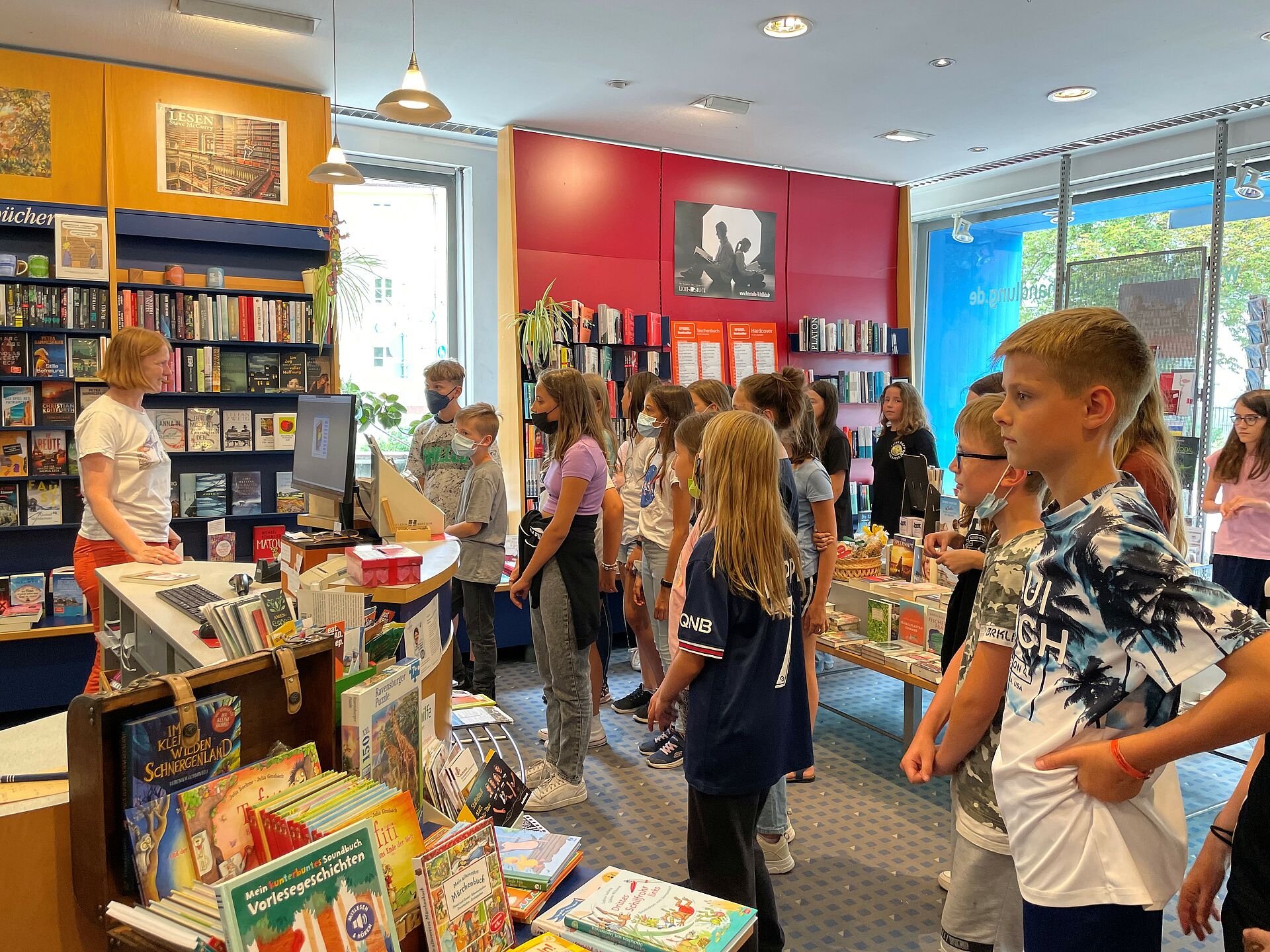 Schüler*innen in der Buchhandlung