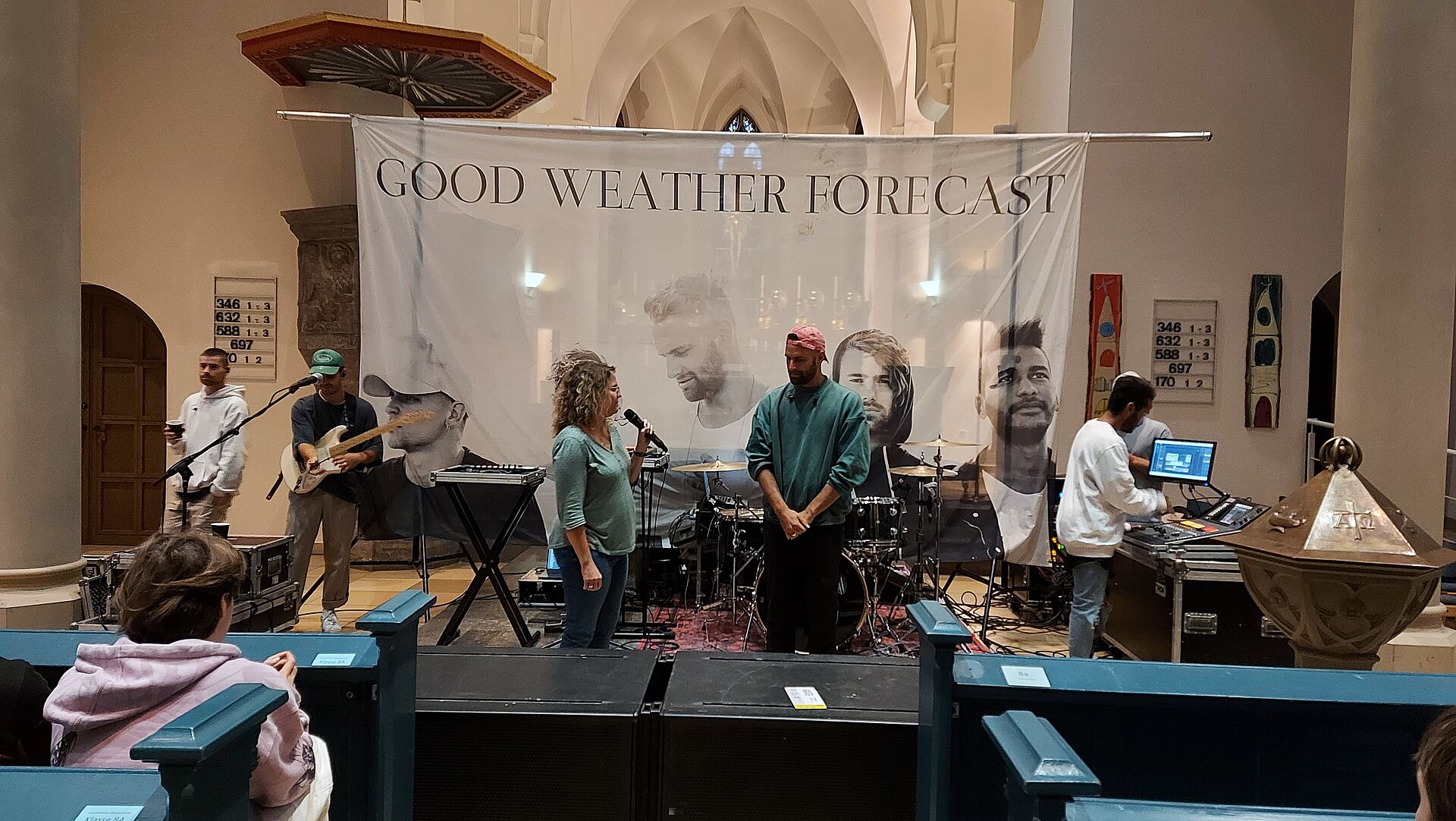Die Band Good Weather Forecast bei Schulandacht