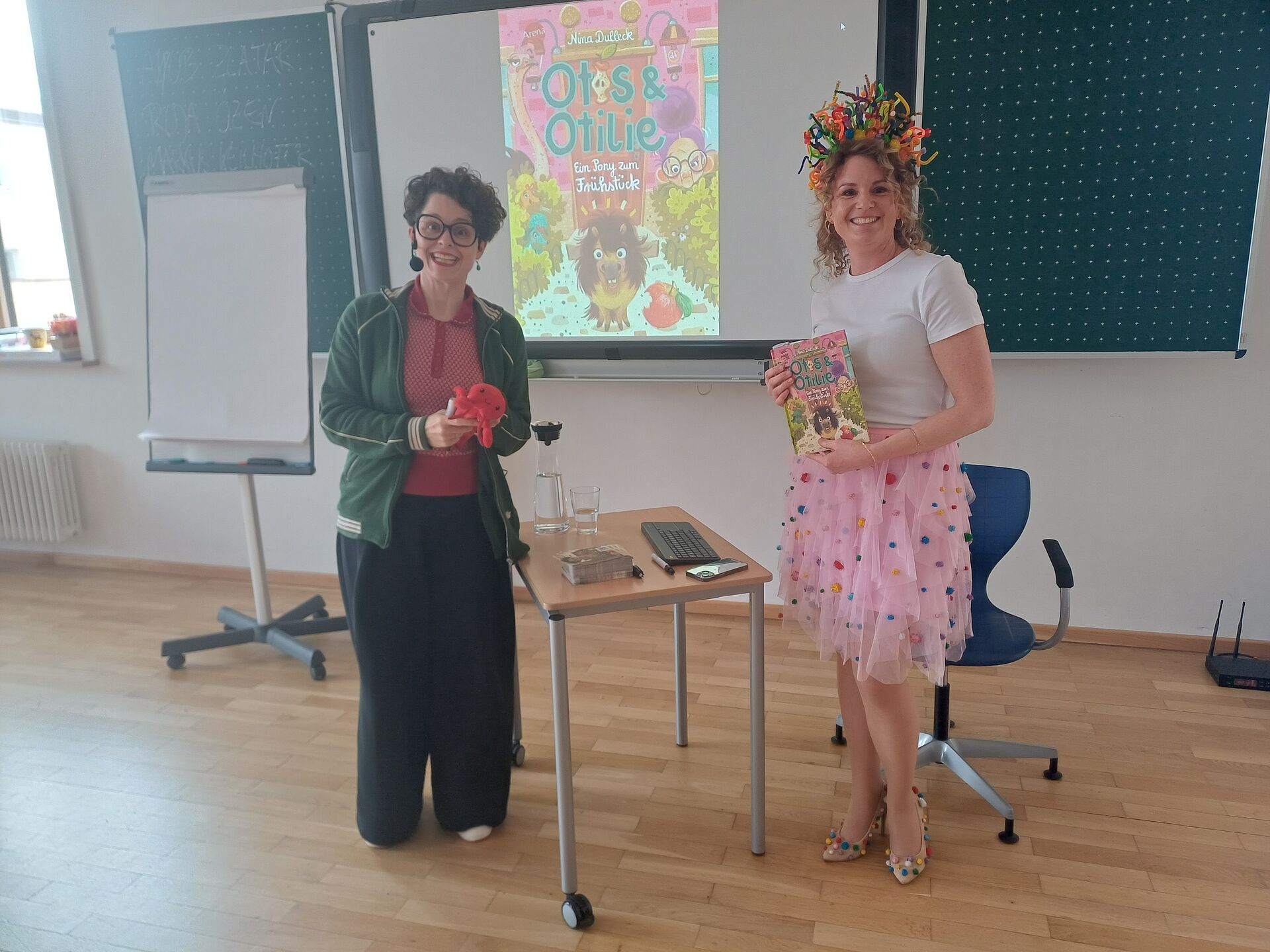 Autorin Nina Dulleck mit Victoria Graf