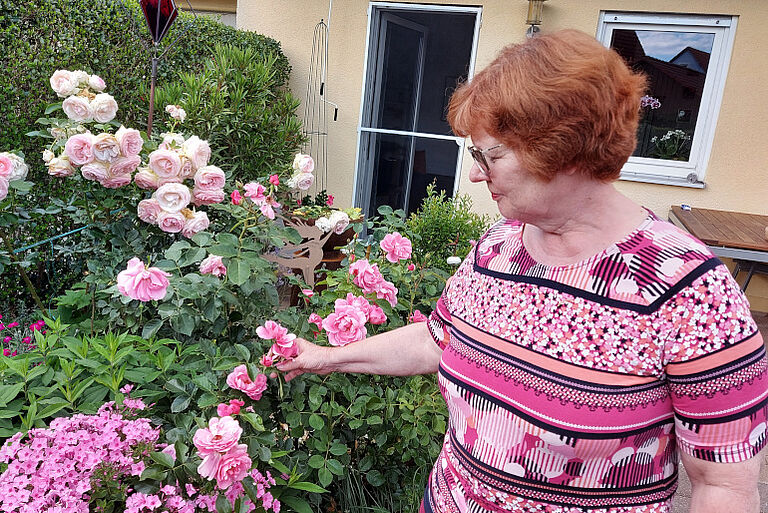Frau Gessner in ihrem Garten