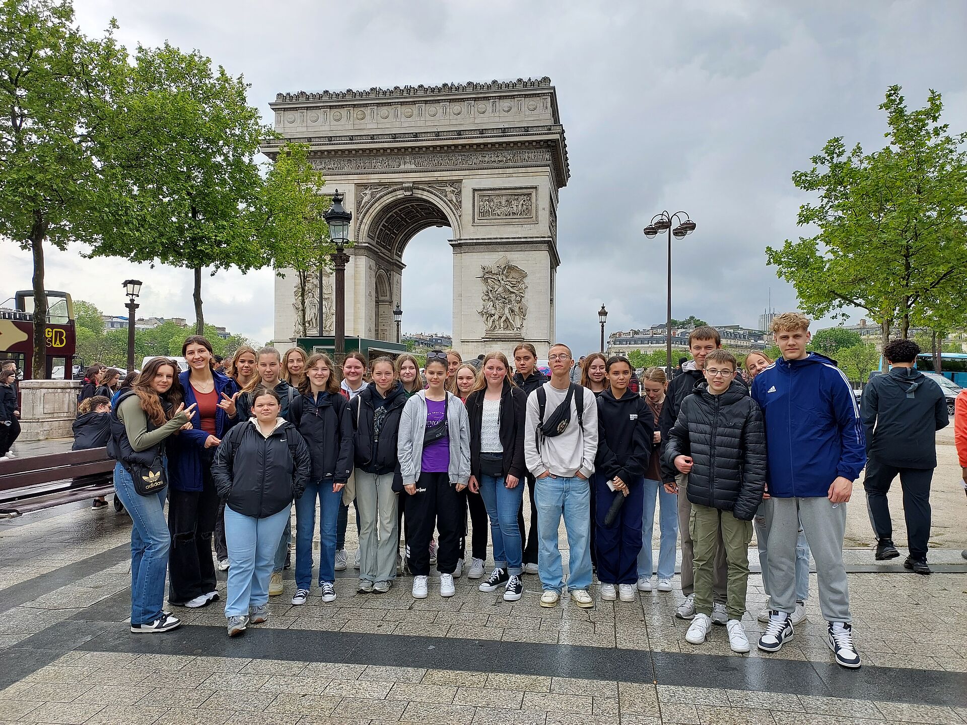 Vor dem Arc de Triomphe in Paris