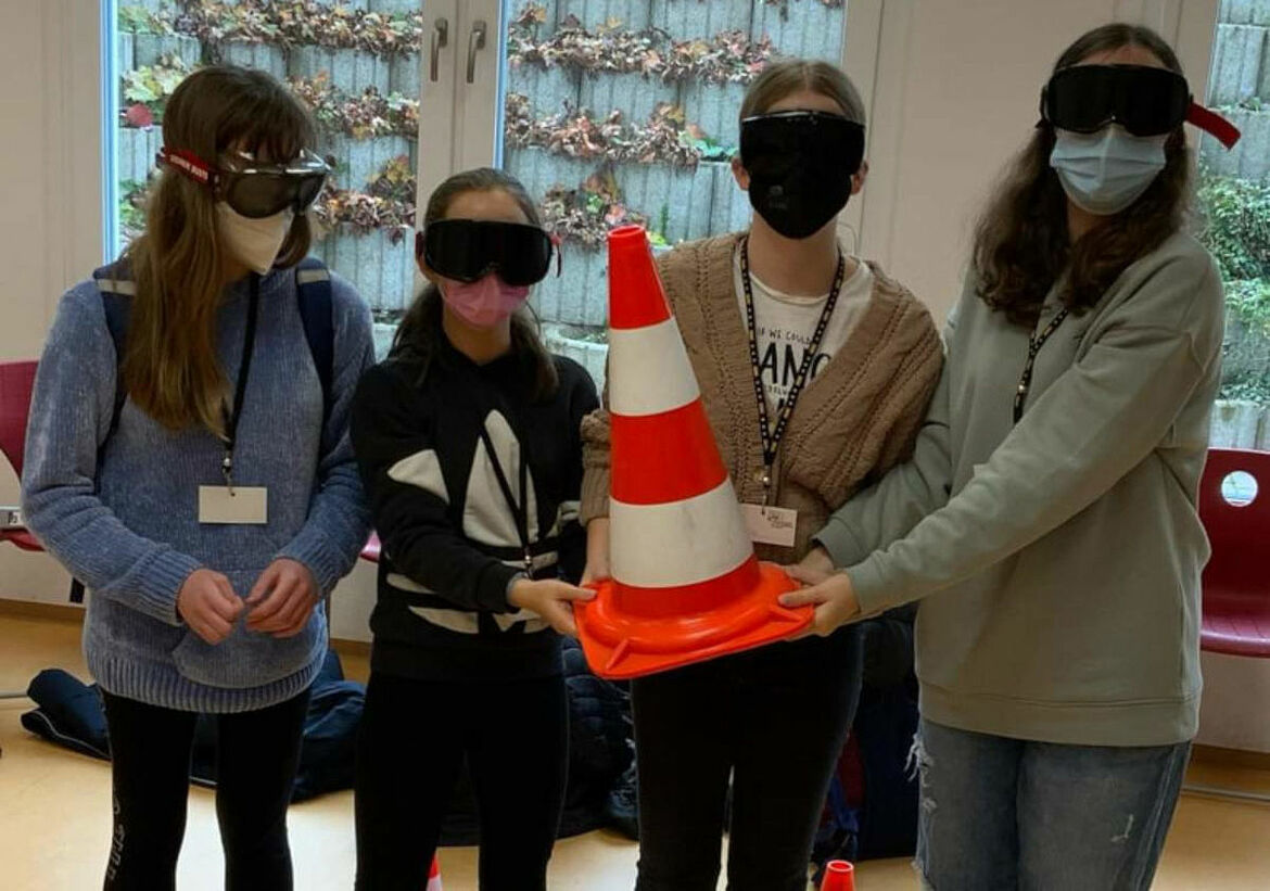 Vier Kinder die eine Rauschbrille tragen