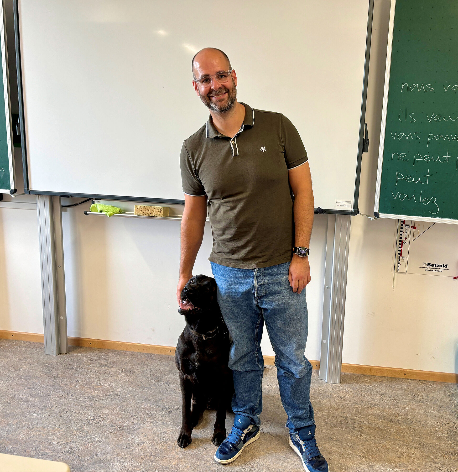 Wieder im Unterricht: Schulhund Ludwig und Michael Enz