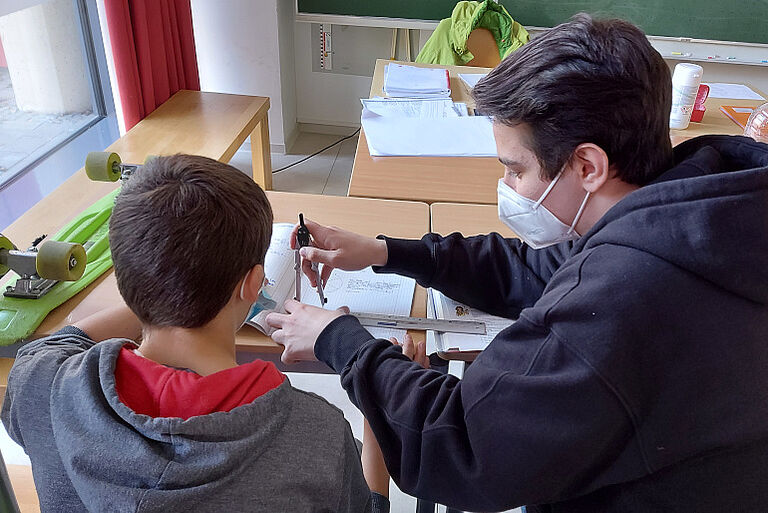 Gabriel unterstützt Schüler beim Lernen