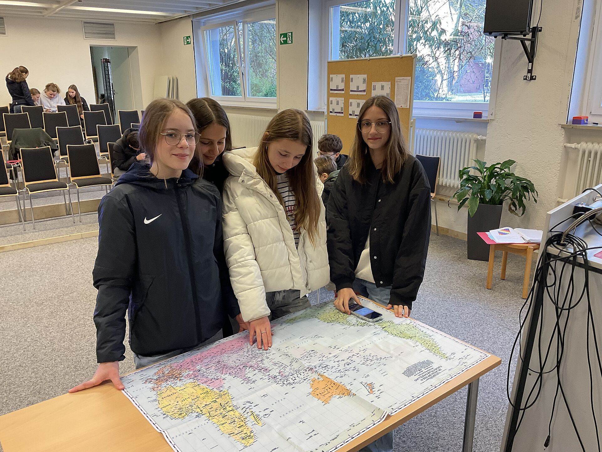 Auf Rohstoff-Spurensuche – Klasse 7b besucht die Mission EineWelt in Neuendettelsau