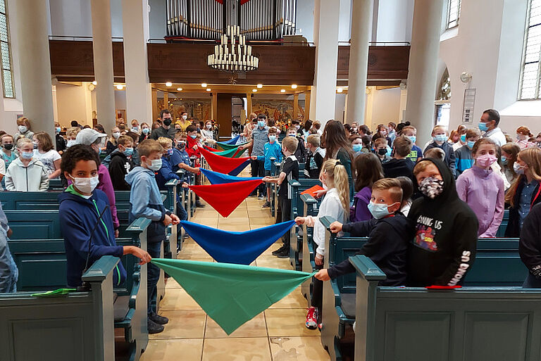 Tücher im Kirchenschiff