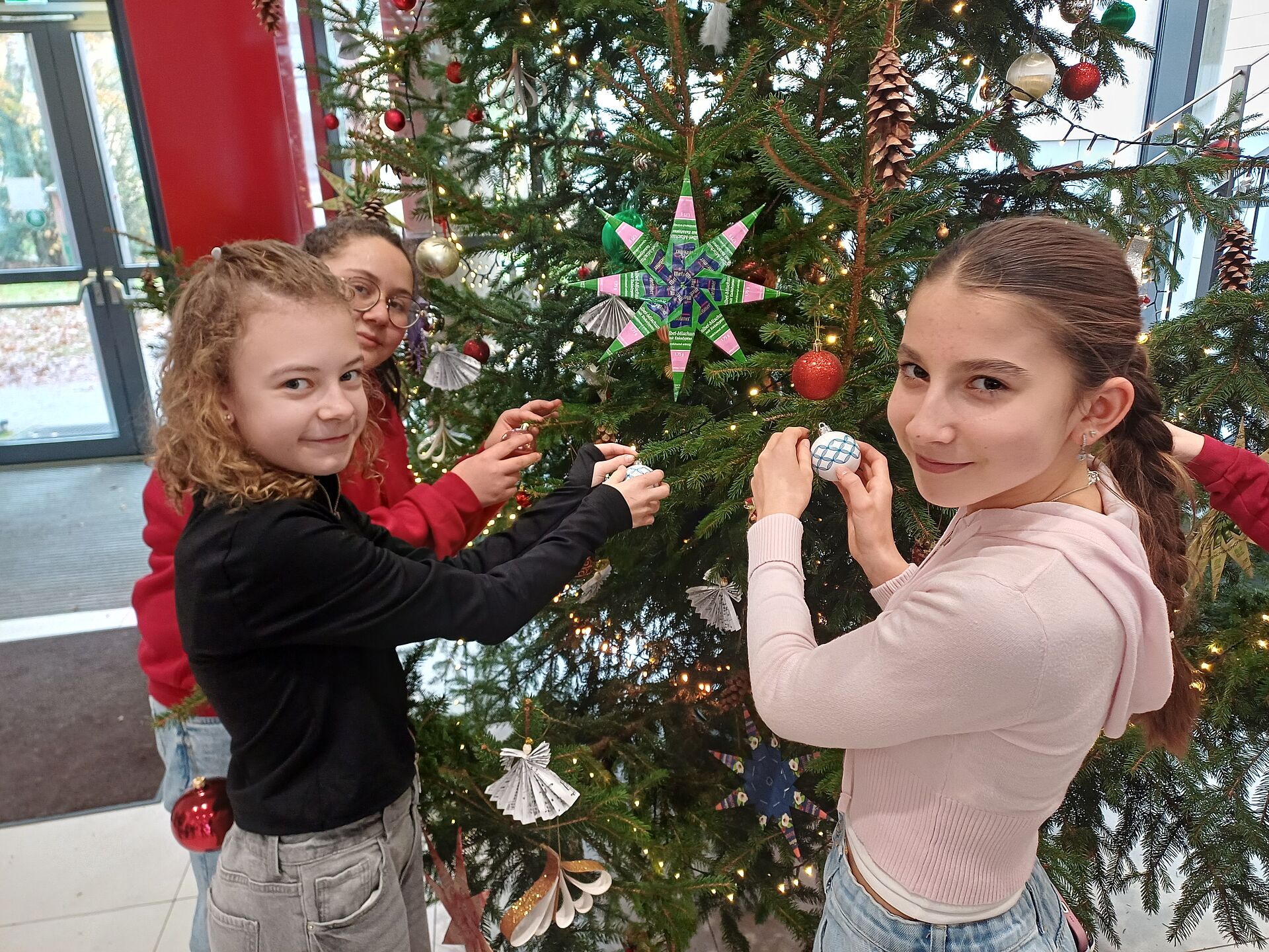 Jetzt wird der Baum dekoriert.