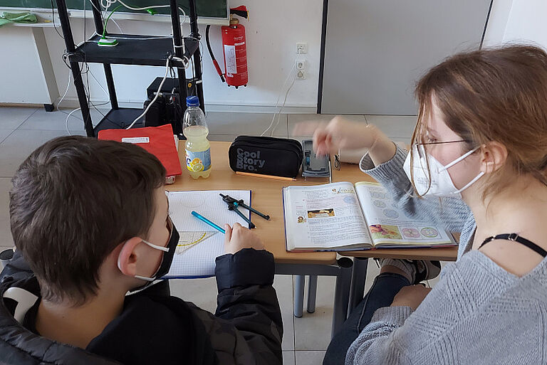 Sara hilft in der Offenen Ganztagsschule Sara hilft in der Offenen Ganztagsschule