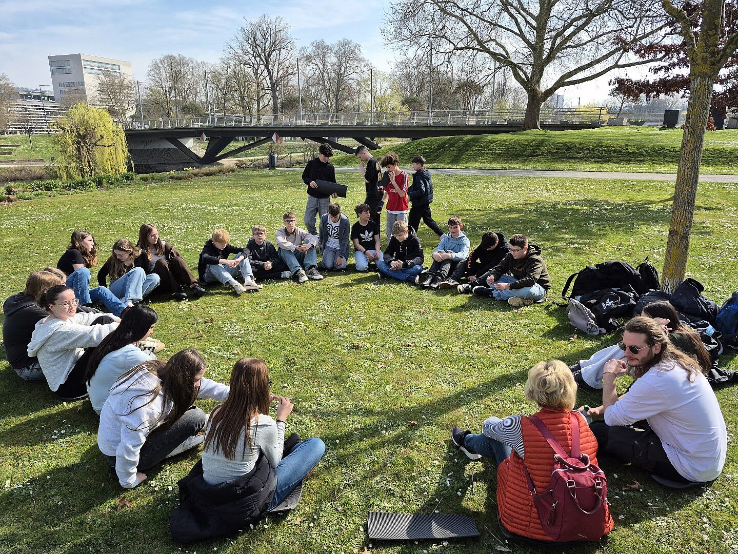 Die Klasse 7D stärkt mit Methoden der Erlebnispädagogik ihre Klassengemeinschaft.