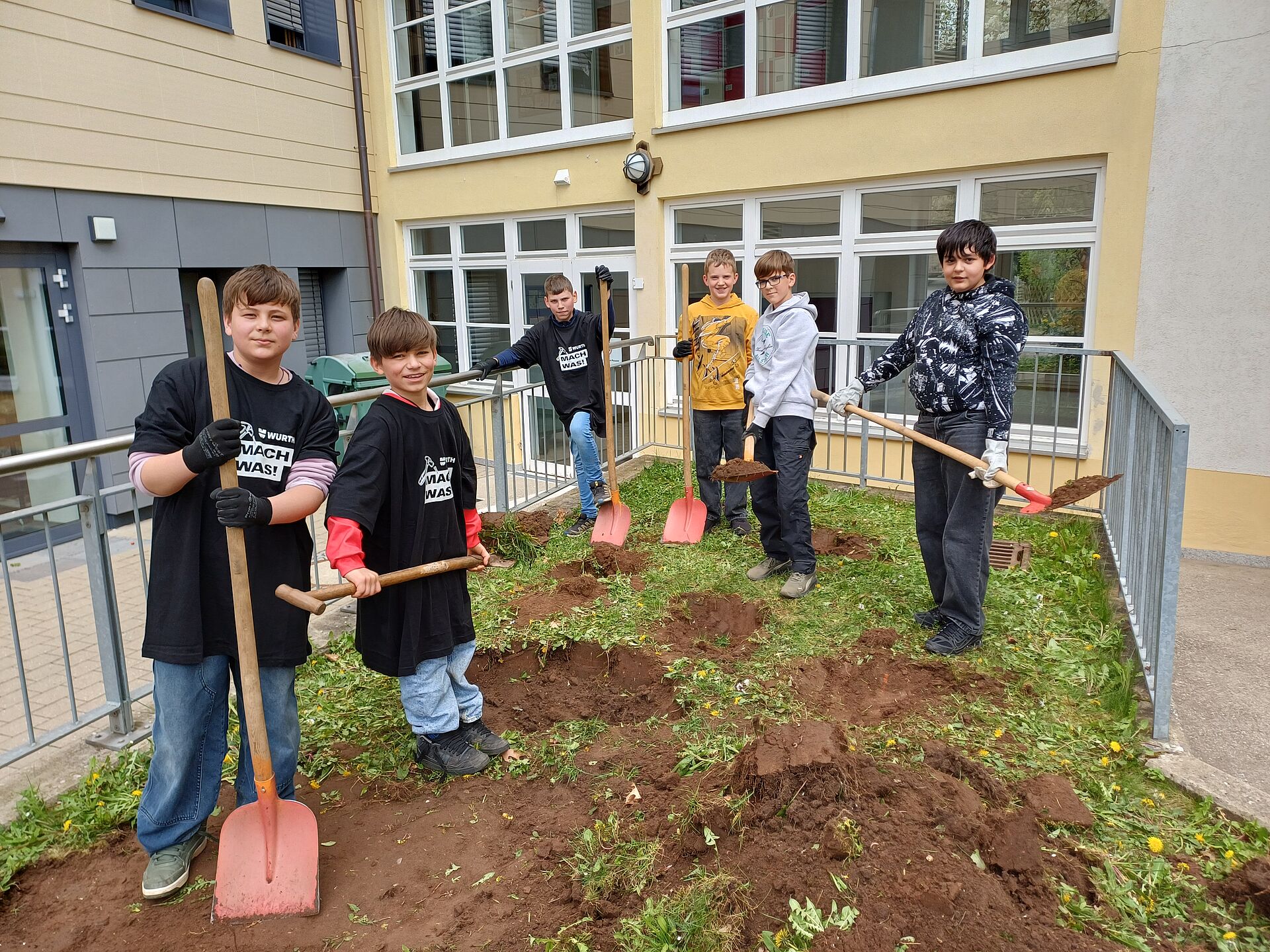 Frühlingserwachen im Schulgarten – Die Klasse 6c packt an