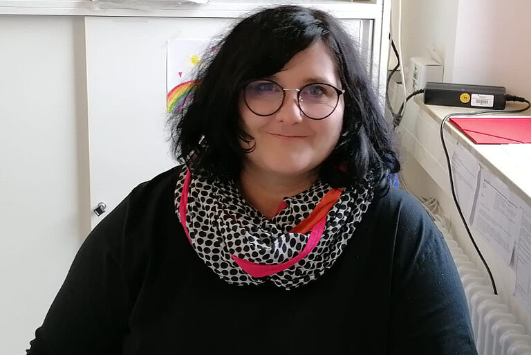 Frau Geyer im Sekretariat Frau Geyer im Sekretariat