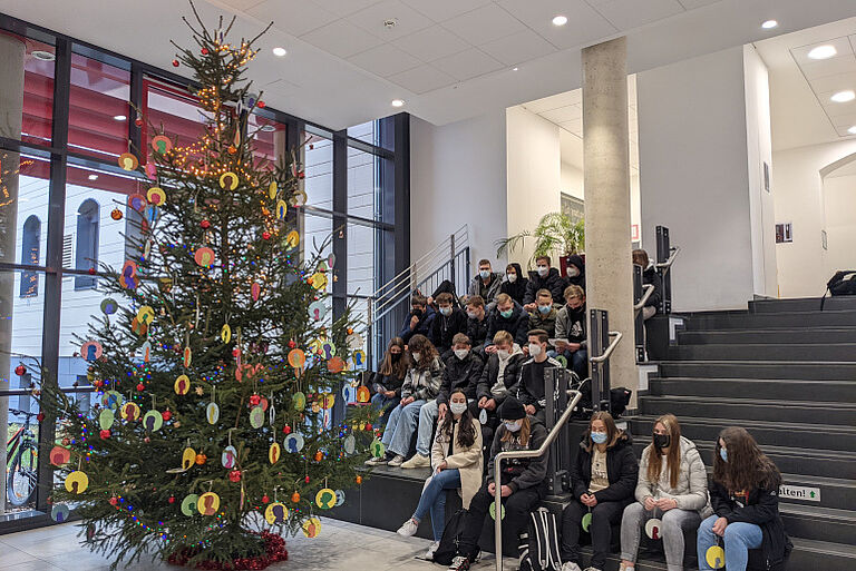 Geschmückter Weihnachtsbaum in der Aula 