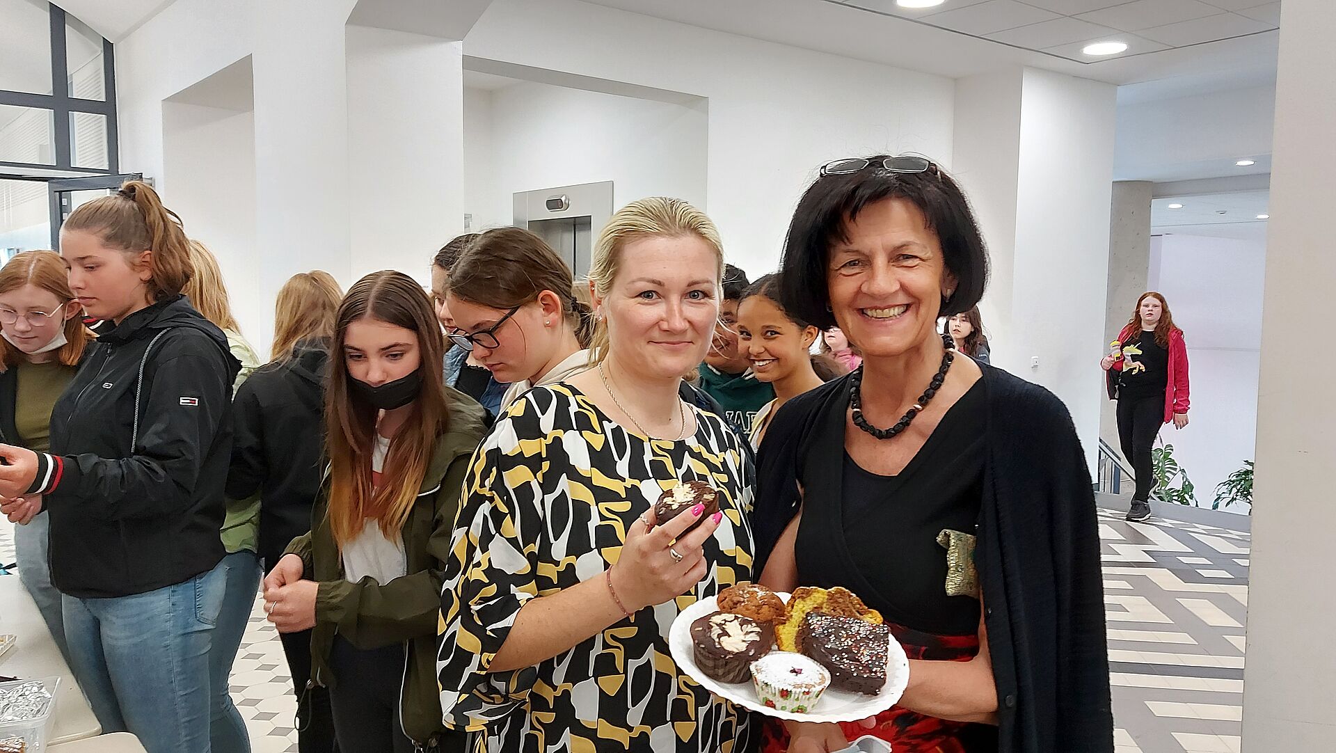 Menschen beim Kuchenverkauf