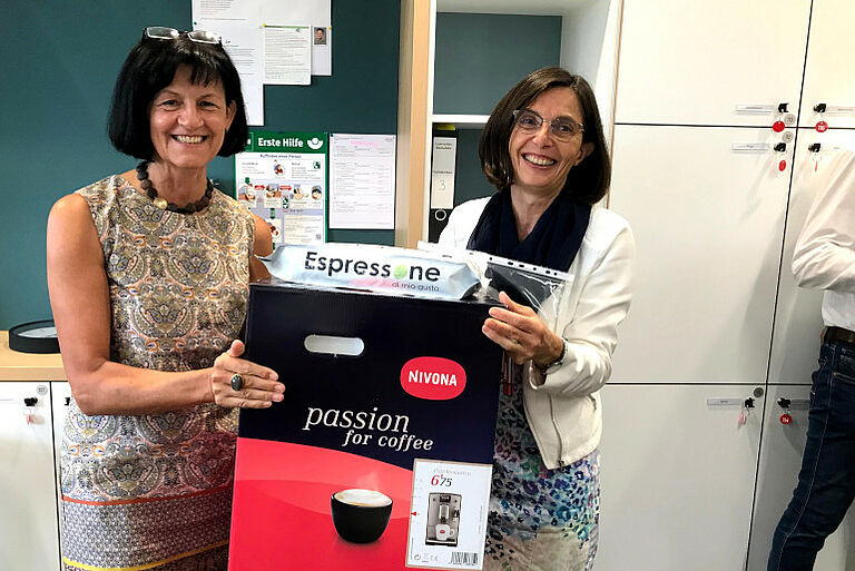 Die Schulleiterinnen mit der neuen Kaffeemaschine Die Schulleiterinnen mit der neuen Kaffeemaschine