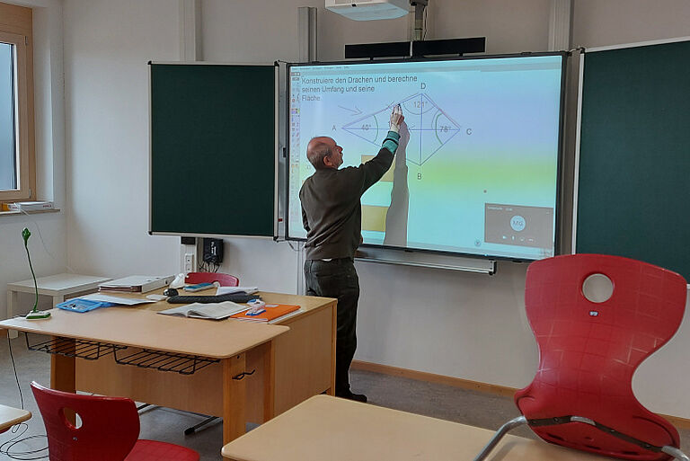 Distanzunterricht aus dem Klassenzimmer Distanzunterricht aus dem Klassenzimmer