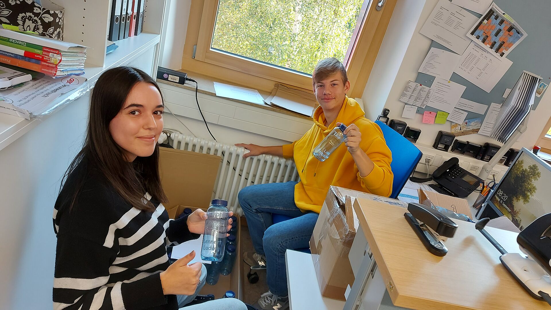 Trinkflaschenverteilung durch die Praktikanten