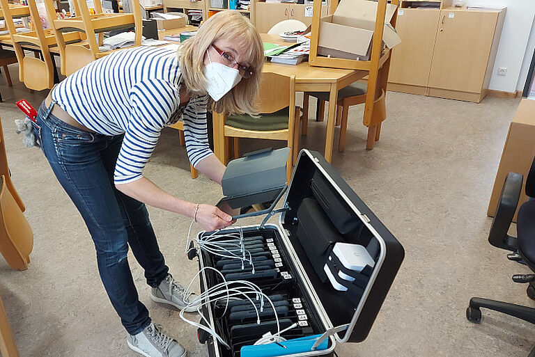 Frau Hauser mit Ipad-Koffer