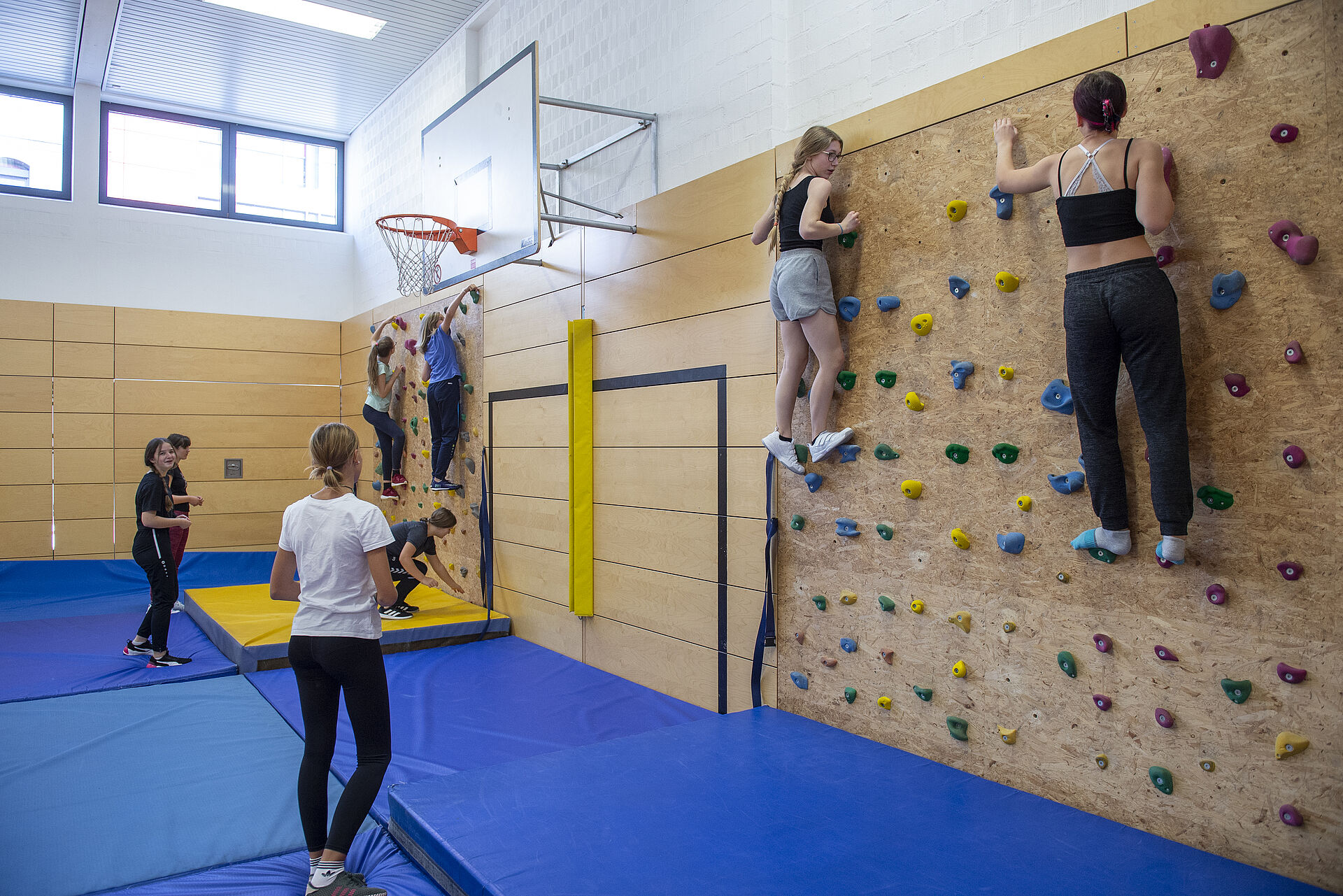 Sporthalle mit Kletterwand