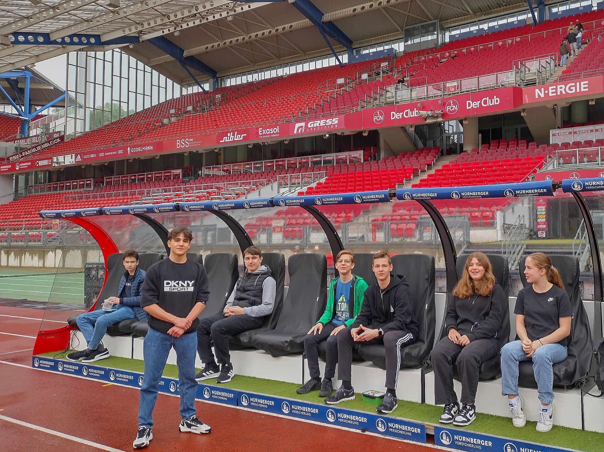 Trainerbank im Stadion des 1. FC Nürnberg