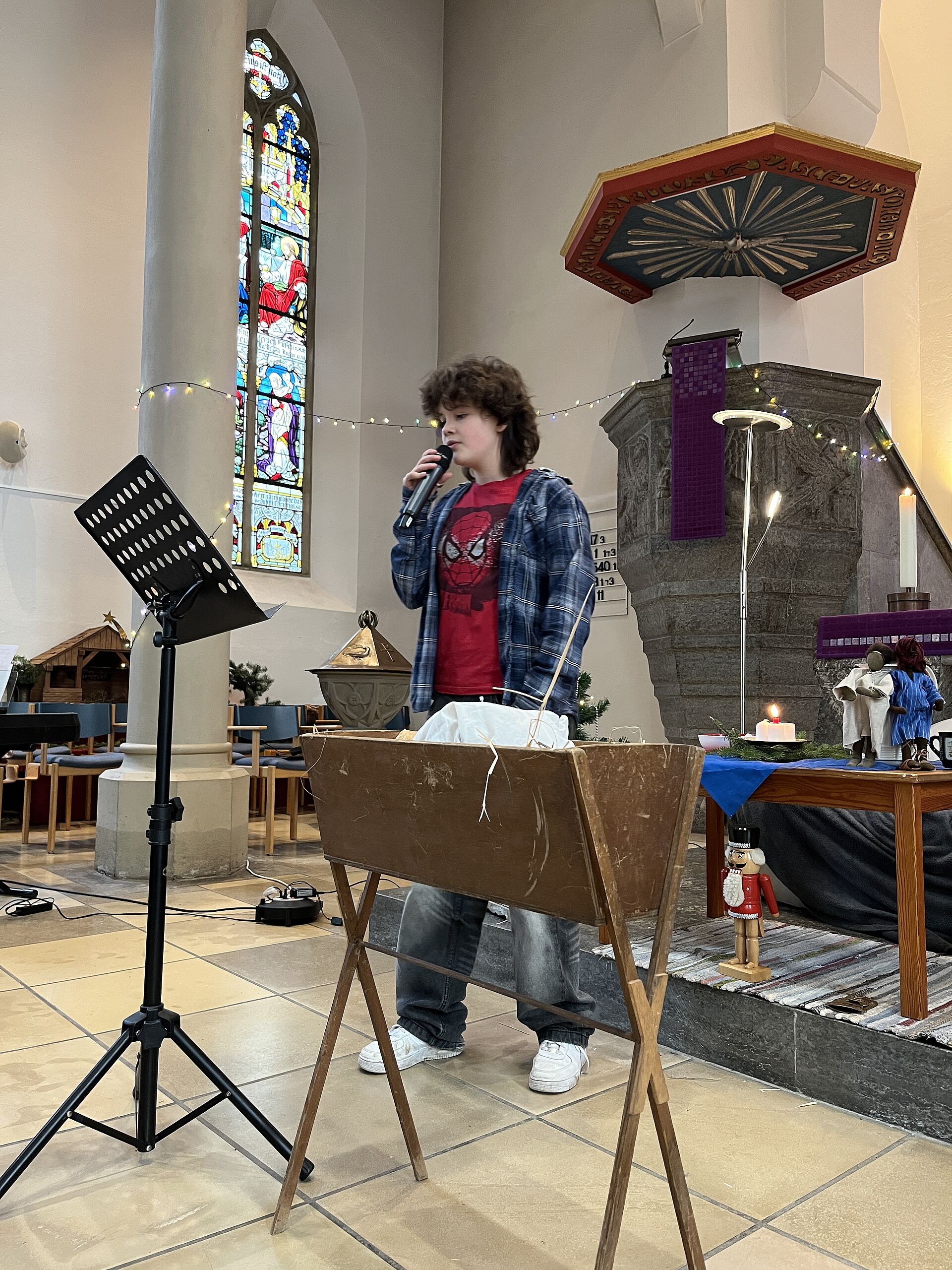 Zoe singt im Weihnachtsgottesdienst