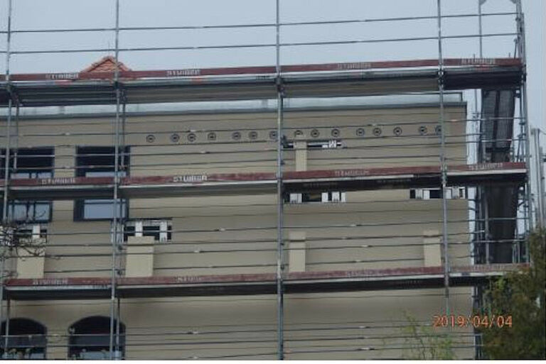 Nisthöhlen an der Hauswand Nisthöhlen an der Hauswand