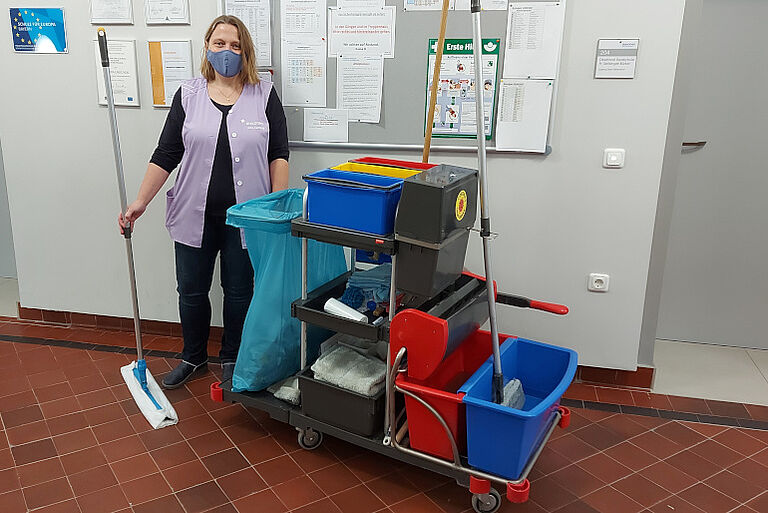 Frau Wörrlein mit Reinigungswagen Frau Wörrlein mit Reinigungswagen