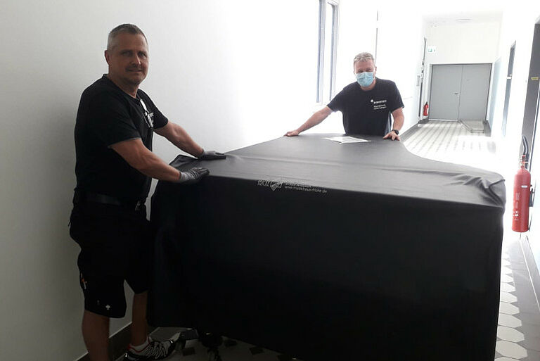 Hausmeister beim Flügeltransport Hausmeister beim Flügeltransport
