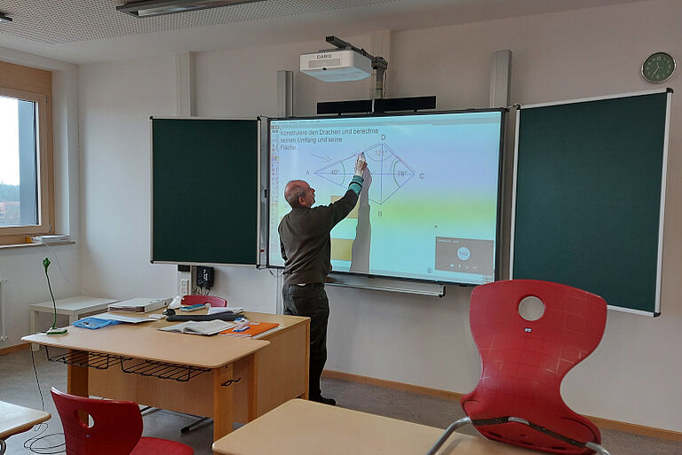 Distanzunterricht aus dem Klassenzimmer Distanzunterricht aus dem Klassenzimmer