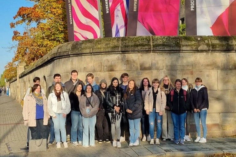 Klasse 10b vor dem Justizgebäude