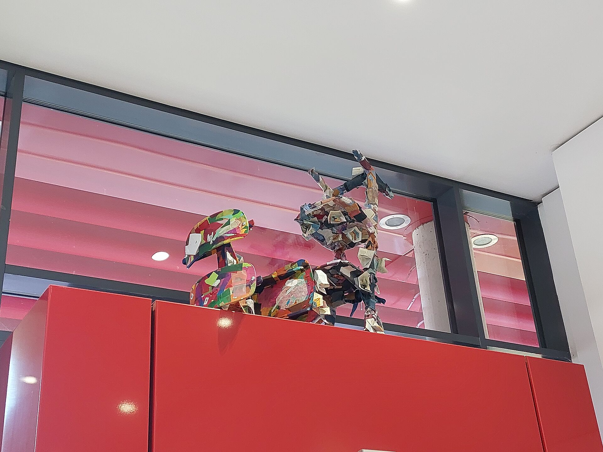 Stuhlskulpturen in der Aula